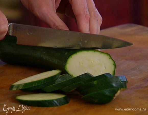 Цукини нарезать наискосок не слишком тонкими кружками.