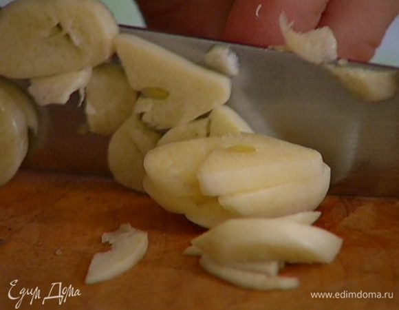 Чеснок раздавить плоской стороной ножа, почистить и измельчить.