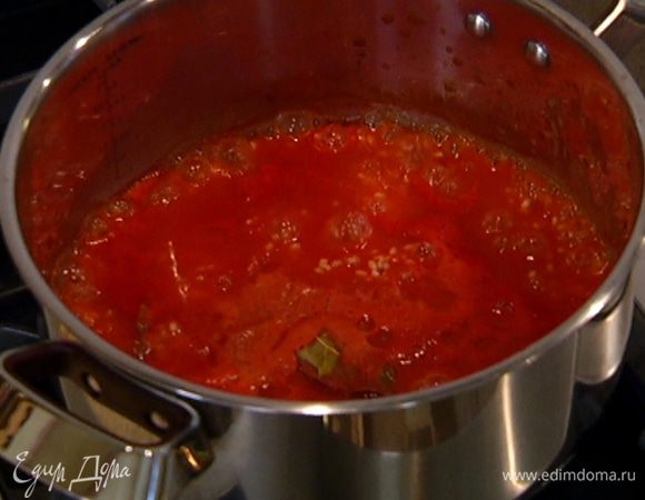 Влить 300 мл горячего бульона, добавить лавровые листья, всыпать рис и варить до полуготовности. 