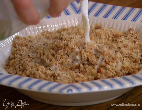 Залить сухарную крошку молоком и оставить набухать.