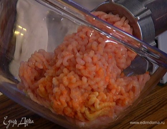 Морковь и лук почистить и вместе с индейкой пропустить через мясорубку.