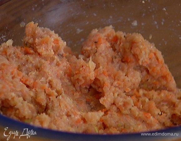 Соединить фарш с замоченными сухарями, посолить, поперчить и вымешать.