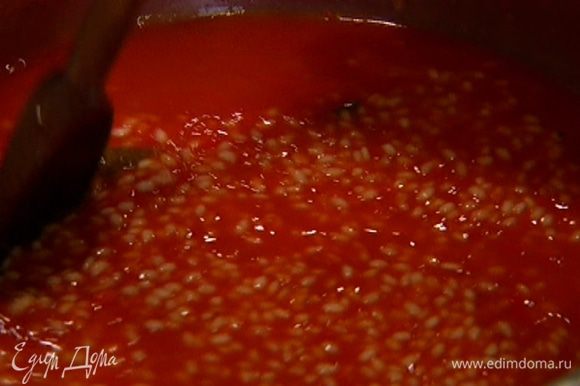 Оставшийся бульон влить к рису с томатным соусом.