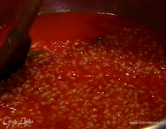 Оставшийся бульон влить к рису с томатным соусом.