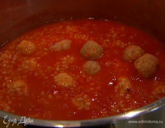 Сформировать из фарша небольшие тефтельки и отправить их в кастрюлю к рису.