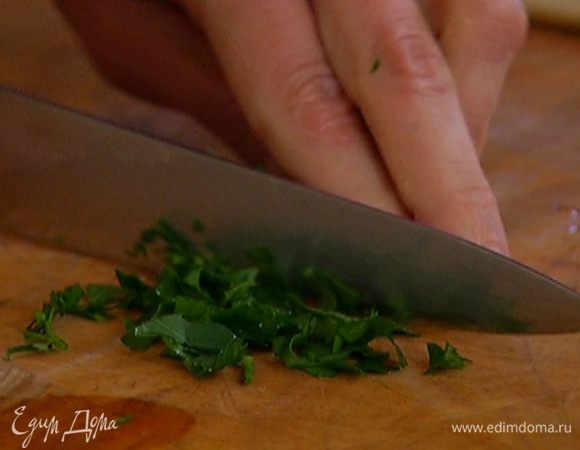 Петрушку мелко порубить и половину ее добавить в кастрюлю.