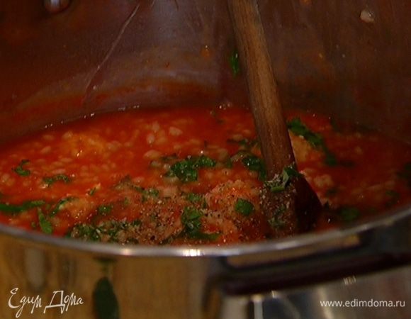 Посолить, поперчить и на маленьком огне тушить тефтели до готовности.