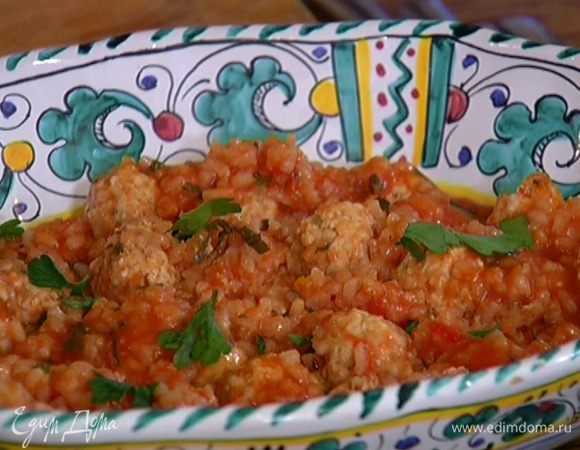 Готовые тефтели выложить на блюдо вместе с рисом и томатным соусом,  посыпать оставшейся петрушкой.