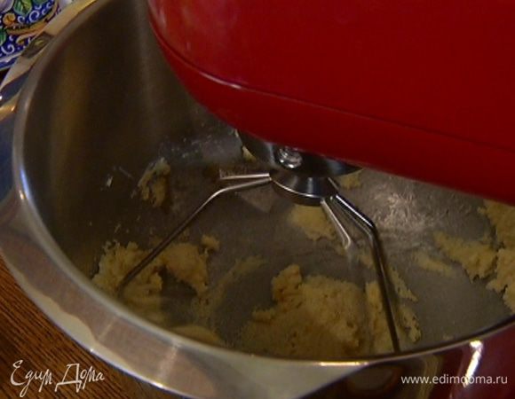 В чаше комбайна соединить 125 г предварительно размягченного сливочного масла, сахар и 1/2 ч. ложки ванильного экстракта и вымешать до однородного состояния. 