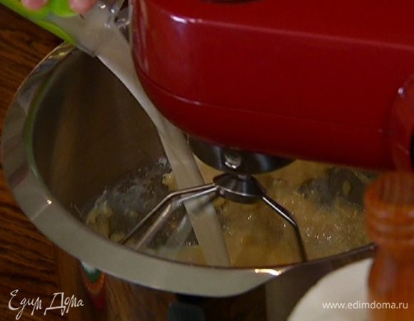 Не прекращая взбивать, по одному ввести яйца, затем влить молоко.