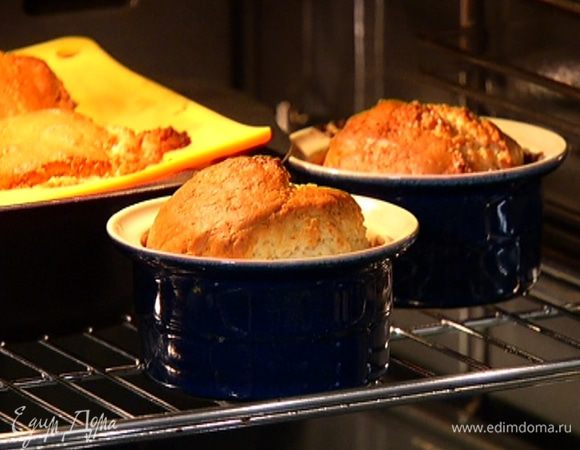 Выпекать капкейки в разогретой духовке 25–30 минут.