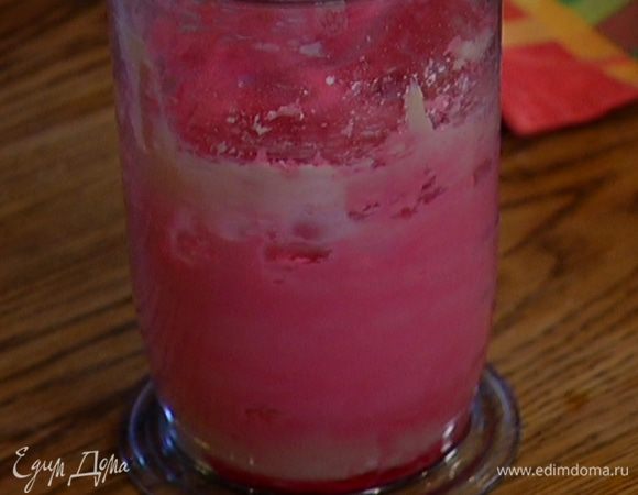 Приготовить крем: клюкву раздавить и отжать из нее сок. Соединить клюквенный сок, сахарную пудру, оставшееся размягченное сливочное масло и ванильный экстракт и взбить все миксером.