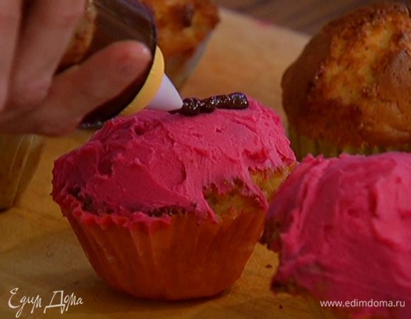Готовые капкейки остудить, затем покрыть их клюквенным кремом.