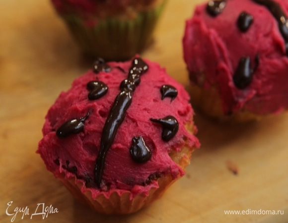 Наполнить кондитерский шприц растопленным шоколадом и нарисовать на каждом капкейке сначала продольную полосу, а затем точки, как у божьей коровки.