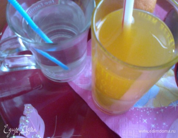 Вот такие 2 стаканчика освежающего напитка можно приготовить в жару!