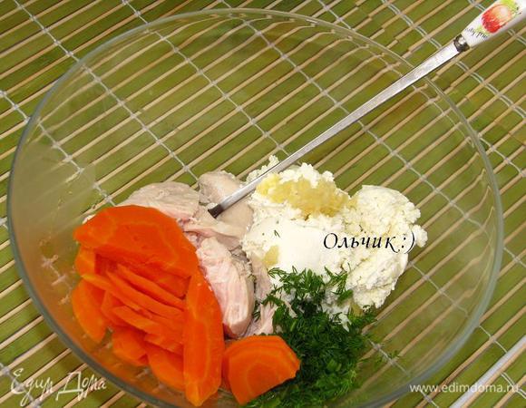 Морковь отвариваем на пару (15-20 минут). Соединяем с отварным куриным филе, сливочным сыром, зеленью.
