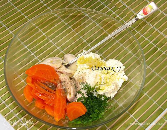 Добавляем оливковое масло, соль, перец. Измельчаем блендером до получения однородной кремообразной массы.