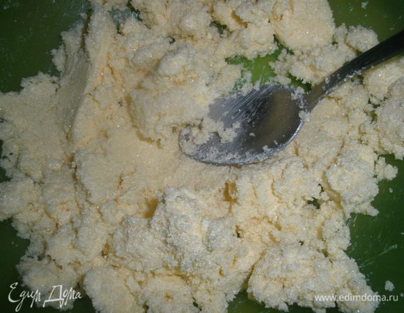 Сливочное масло комнатной температуры растереть с сахаром.