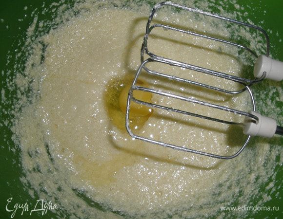 По одному ввести яйца, взбивая их миксером. Добавить сметану. Все взбить до однородности.