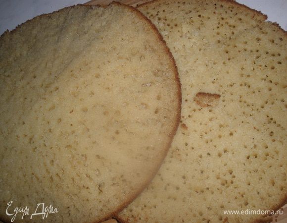 Готовый корж остудить, и разрезать поперек на 2 коржа. Он будет очень сочный, влажный и пористый. И превосходно впитает в себя крем.