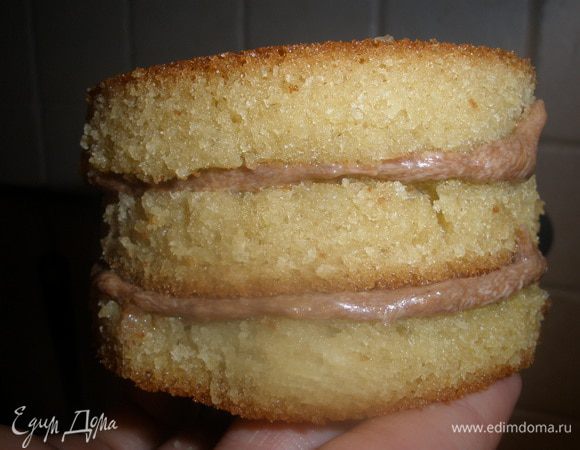 Собираем пироженки. Промазываем сначала каждый слой кремом. Получается 3 коржа и 2 слоя крема. Затем, советую обмазать бока и сразу как следует обвалять в крошках. Поставить на тарелку и уже потом обмазать верх пироженки. Так руки будут чистыми. Смазывайте кремом - щедро! Его достаточно!