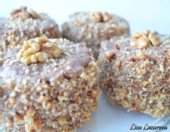 Сверху можно также посыпать крошками, а можно например какао. Я еще украсила половинкой грецкого ореха. Убрать их в холодильник на пару часов и наслаждаться.