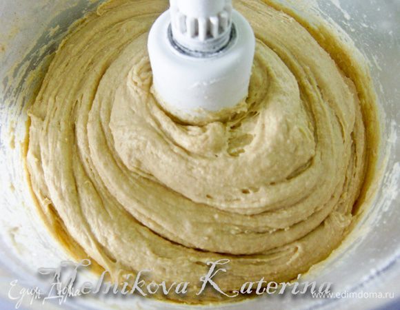 Дрожжи раскрошить и замочить в 50 мл теплой воды с сахаром на 10 минут. Добавить к тесту дрожжи, оставшуюся воду, масло и тщательно все перемешать. 