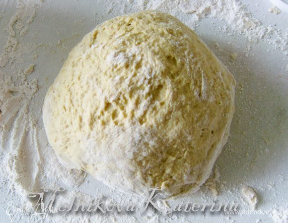 Выложить тесто на стол, обильно присыпанный мукой (оставшиеся 100 гр.) и вымесить, чтобы не прилипало к рукам. 