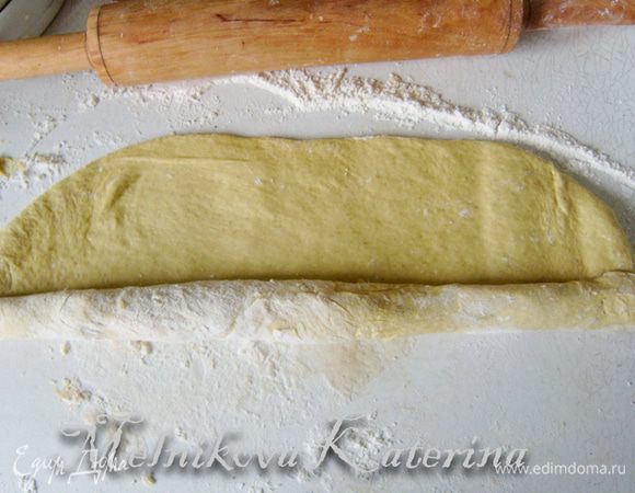 Свернуть в тугой рулетик (оттянуть на себя, завернуть, придавить и т.д. до конца теста). 