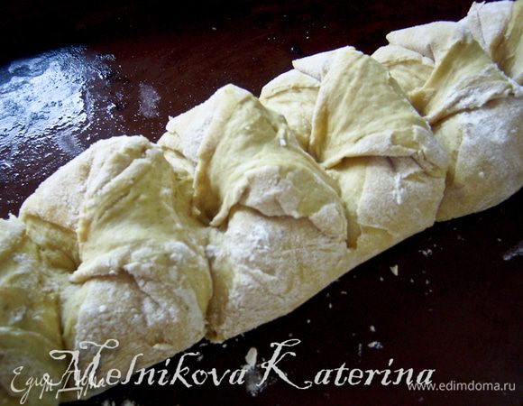 Теперь конец каждого надрезанного кусочка завернуть в противоположную сторону. Накрыть тканью и оставить еще на 15 минут, чтобы тесто отдохнуло и еще немного поднялось. 