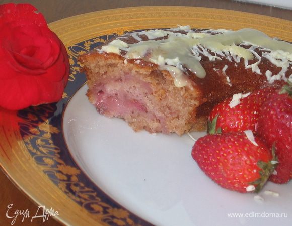 Во время приготовления целая ягода дает сок, поэтому предварительно ее надо обвалять в крахмале или муке, а потом уже расположить внутри теста…и сверху также немного залить тестом. В результате образовалась сочная начинка...в разрезе видно: