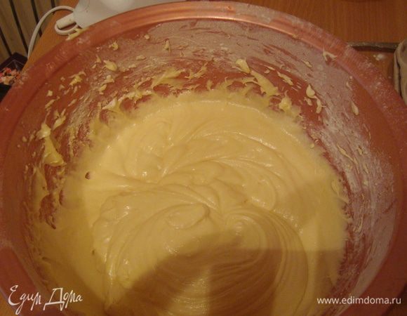 растираем масло с сахаром и ванилином, добавляем яйца, перемешиваем. добавляем муку, разрыхлитель, молоко, замешиваем тесто.