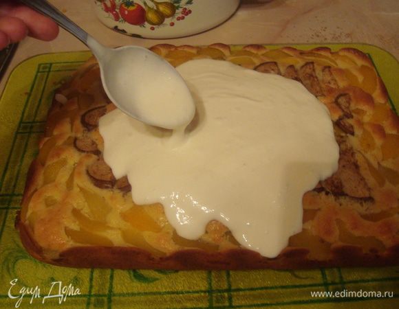 достаем красоту из духовки. на ГОРЯЧИЙ пирог выливаем ХОЛОДНЫЙ сметанный крем, тогда он лучше застывает и становится воздушным. минут через 20 можно посыпать пирог измельченными миндальными орешками.