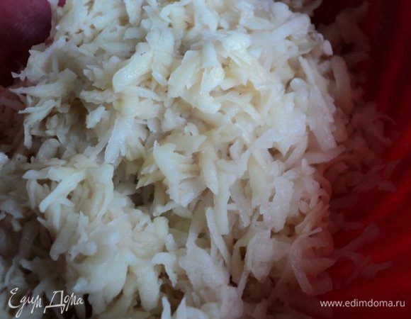 Картофель почистить и натереть на терке для морковки. Растворить в небольшом количестве воды витамин С и добавить к тертому картофелю, чтобы он не потемнел ( спасибо Юрате за идею с добавлением витамина С к тертому картофелю). Дать картофелю немного простоять и отжать от лишней жидкости. Жидкость не выливать, дать отстояться, слить, а выпавший в осадок крахмал добавить к картофелю.