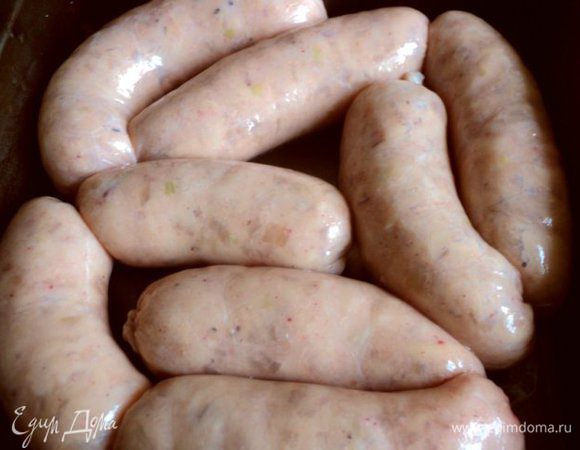 Перевязать колбаски через 12-15см. Колбаски смазать растительным маслом и проколоть иголкой через каждые 3-5см. Выпекать в духовке при температуре 200 градусов 50-60мин.