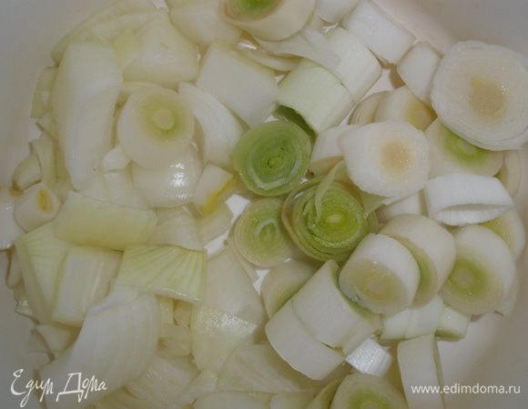 Лук и порей крупно нарезать.