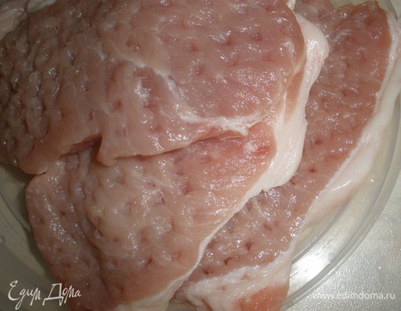 Мясо помыть, обсушить и слегка отбить. 