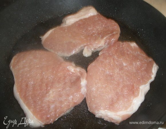 На сильно разогретом оливковом масле обжарить мясо с обеих сторон по 5 минут. 