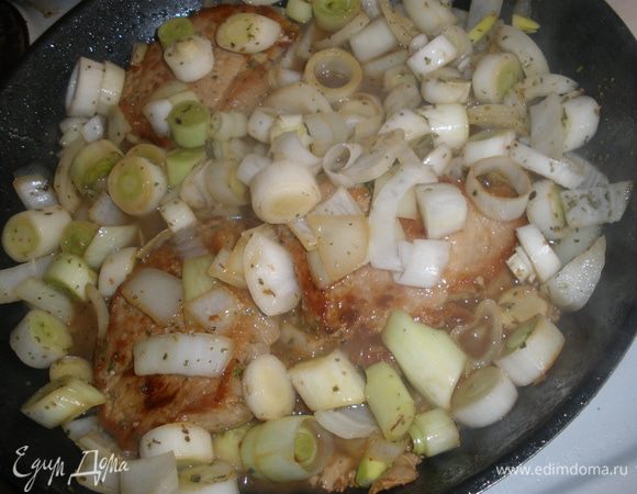 Огонь убавить, добавить лук, орегано и обжаривать все вместе еще 10 минут. Влить вино и тушить 15 минут, пока соус не загустеет. 