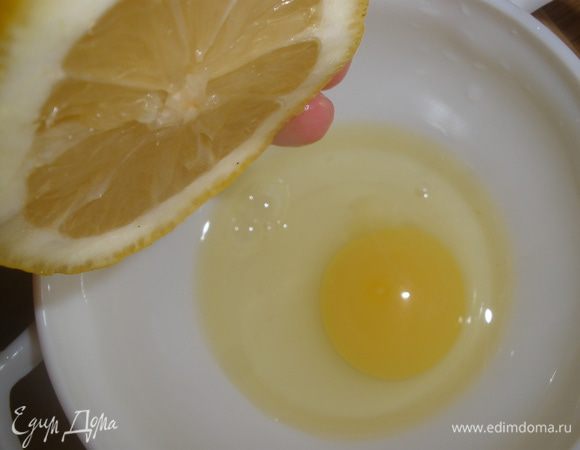 Яйцо слегка взбить вилочкой, добавить лимонный сок. Посолить и поперчить. Сковороду убрать с огня и влейте яйцо в соус. Все сразу перемешайте и накройте крышкой. Следите чтобы яйцо не свернулось. 