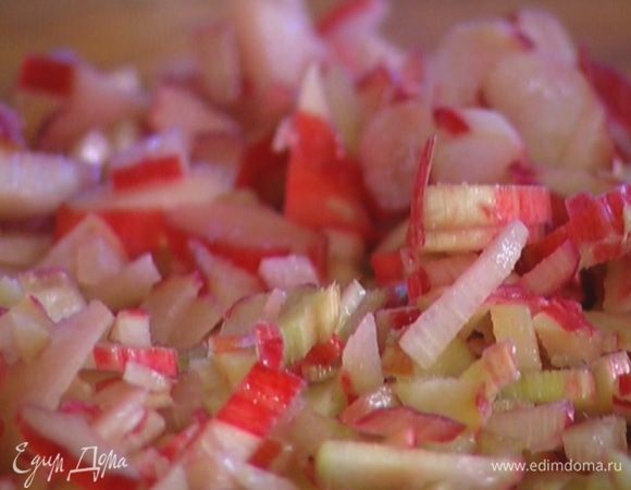 Ревень мелко порезать.