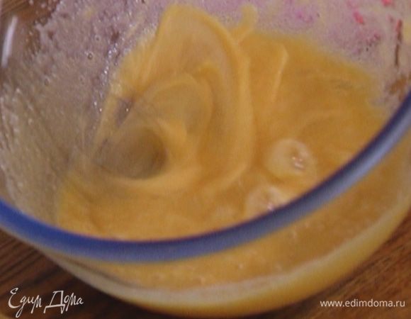 Яйца вместе с сахаром и ванильным экстрактом взбить миксером в пышную массу.