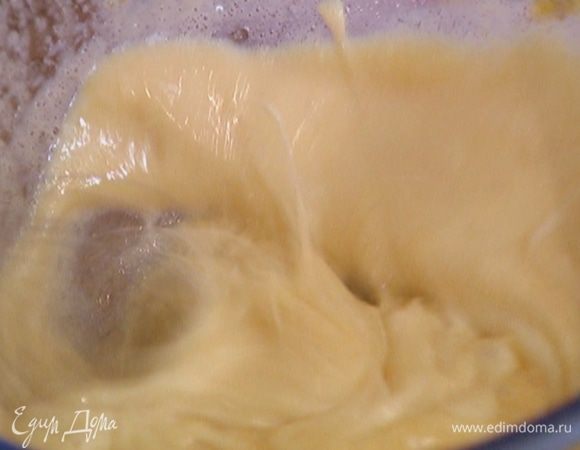 Вмешать йогурт, слегка взбить.