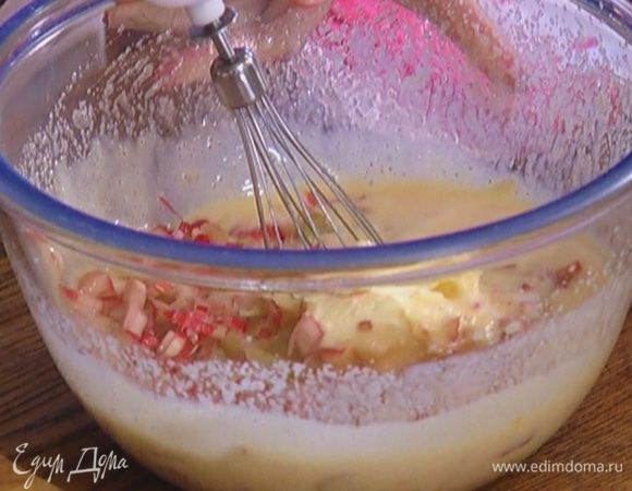 Добавить ревень и 125 г предварительно размягченного сливочного масла, перемешать.