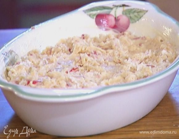 Небольшую форму для выпечки смазать оставшимся сливочным маслом, выложить тесто и равномерно распределить.