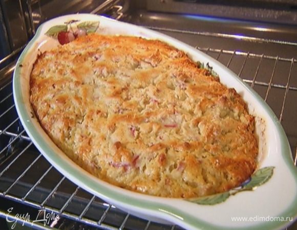 Выпекать пирог в разогретой духовке 30–40 минут.