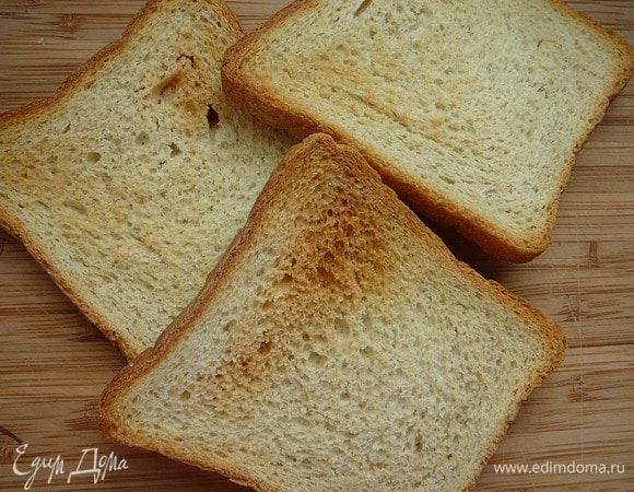 Духовку разогреть до 200градусов.Хлеб для тостов слегка сбрызнуть оливковым маслом и поставить в духовку на 10 минут.