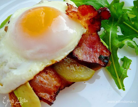 На готовые тосты уложить ломтики авокадо,ломтики огурца,глазунью и полоски бекона.Приятного аппетита.