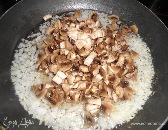 на растительном масле поджарить до золотистого цвета мелко нарезанный лук,добавить мелко нарезанные грибочки,поджарить 3 минутки,посолить,поперчить.