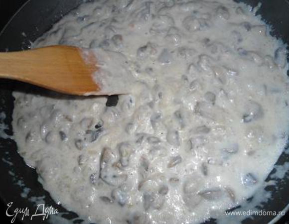 Добавить муку,подрумянить минутку-две.Помешивая,влить молоко и варить на слабом огне до загустения.Отставить остыть(я переложила в кастрюльку).Отделить белки от желтков.Желтки добавить к остывшему грибному соусу.Перемешать и добавить нарезанную зелень.